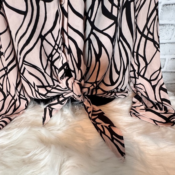 Dana Buchman Black and Pink Long Sleeve Tie Front‎ Blouse - Picture 2 of 9